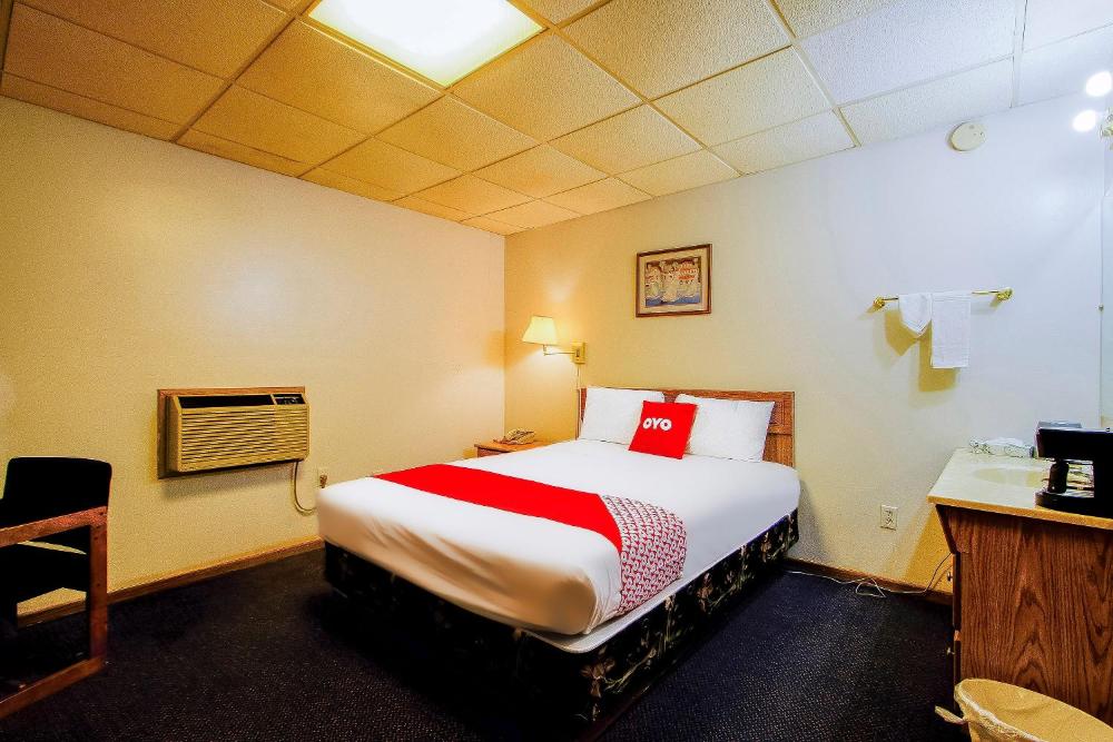Premium Queen Room with Jetted Tub interior
